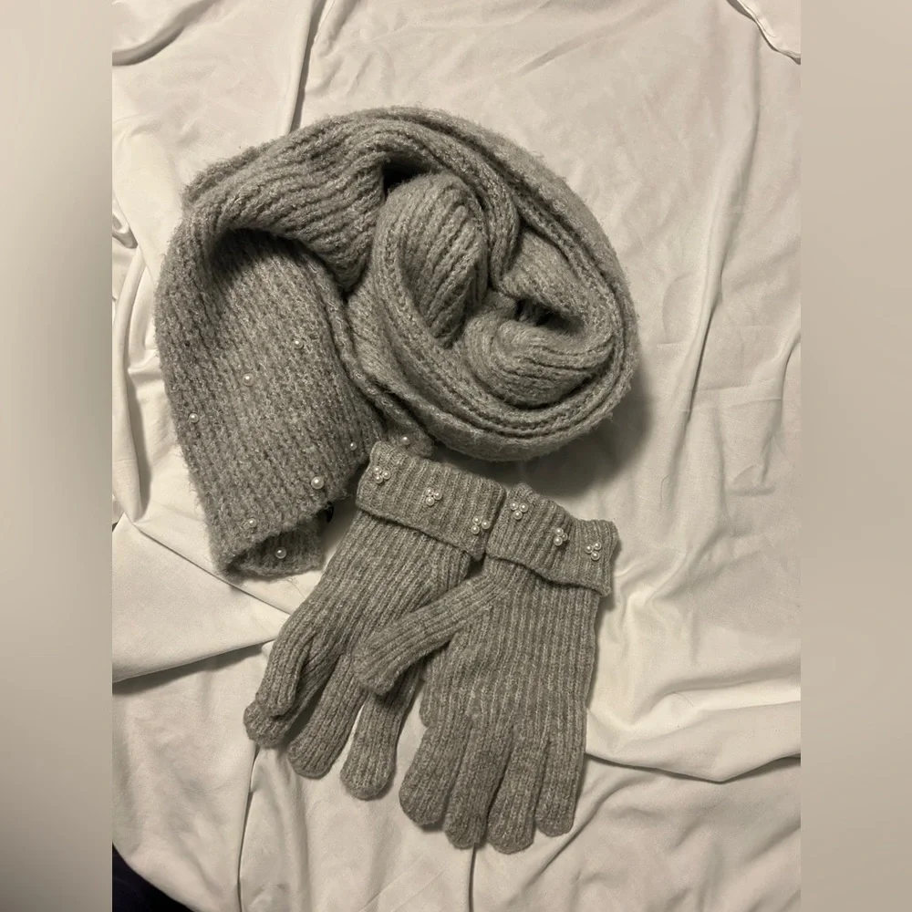 Ann Taylor‎ Scarf and gloves set